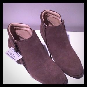 Apri beige booties NWT